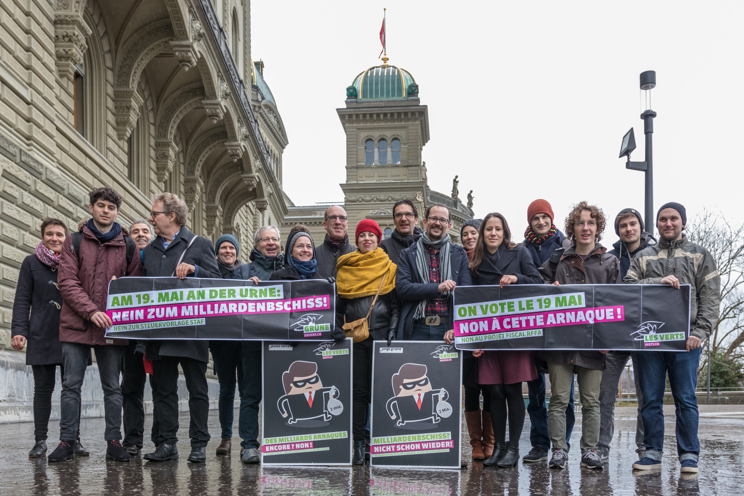 Mitglieder der GRÜNEN bei der Einreichung der Referendumsunterschriften gegen die Steuervorlage (STAF)